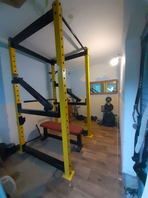 Squat rack z akcesoriami